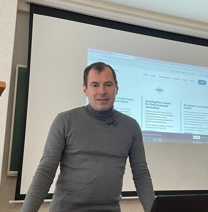 Журналіст-розслідувач Тарас Зозулинський веде лекцію